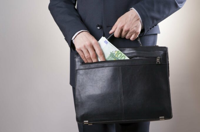 Dopo lo stop al tetto dei 240 mila euro scatta l’assalto agli stipendi d’oro nella PA
