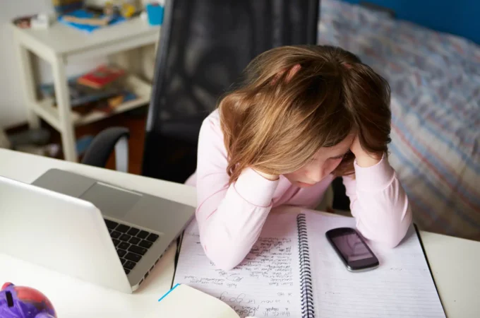 Cyberbullismo: quando la violenza corre online e la legge tutela i minori