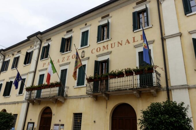 Bandiere istituzionali: perché sono importanti e come esporle correttamente senza incorrere in sanzioni