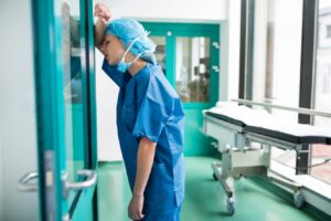 Personale sanitario sotto pressione: quando lo stress diventa un rischio clinico