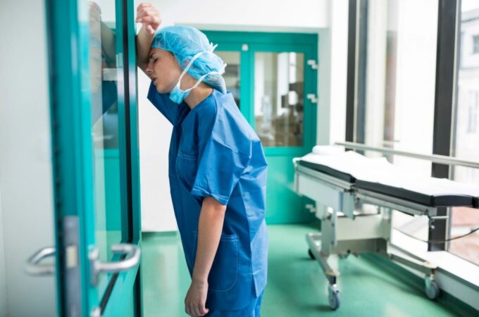 Personale sanitario sotto pressione: quando lo stress diventa un rischio clinico