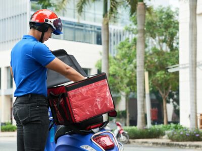 Rider a 2,50 euro a consegna: Procura di Milano dispone amministrazione giudiziaria per Glovo