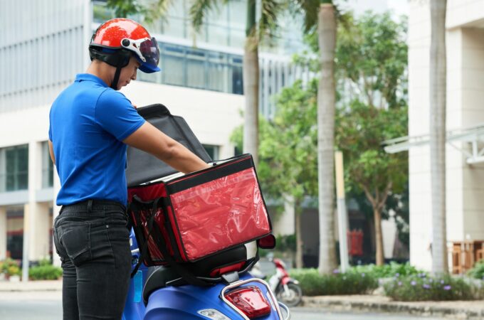 Rider a 2,50 euro a consegna: Procura di Milano dispone amministrazione giudiziaria per Glovo